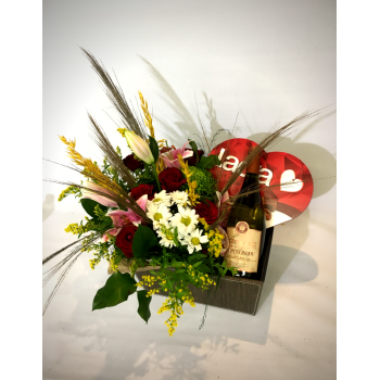 Σύνθεση Λουλουδιών με Μία Φιάλη Κρασί σε δερμάτινο Κουτί